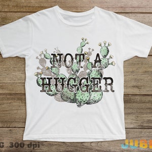 K&ouml;nnte beinhalten: Wei&szlig;es T-Shirt mit einem abgenutzten Grafikdruck von Feigenkaktus und dem Text "NOT A HUGGER".