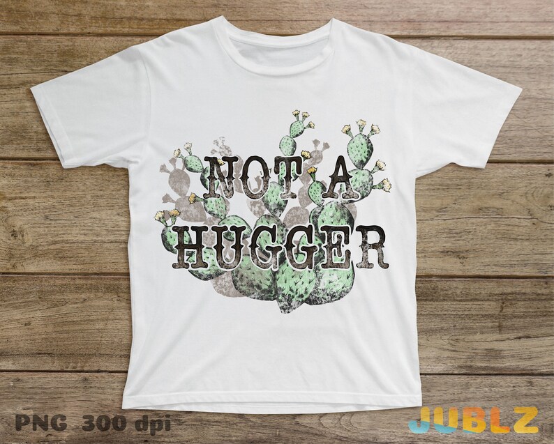 K&ouml;nnte beinhalten: Wei&szlig;es T-Shirt mit einem abgenutzten Grafikdruck von Feigenkaktus und dem Text "NOT A HUGGER".