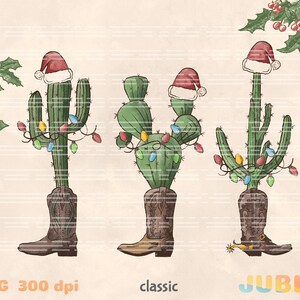 K&ouml;nnte beinhalten: Drei Kakteen, die Santa-H&uuml;te und Cowboystiefel tragen, mit Weihnachtslichtern umwickelt. Die Kakteen stehen auf einem beigefarbenen Hintergrund mit Stechpalme und Kugeln.