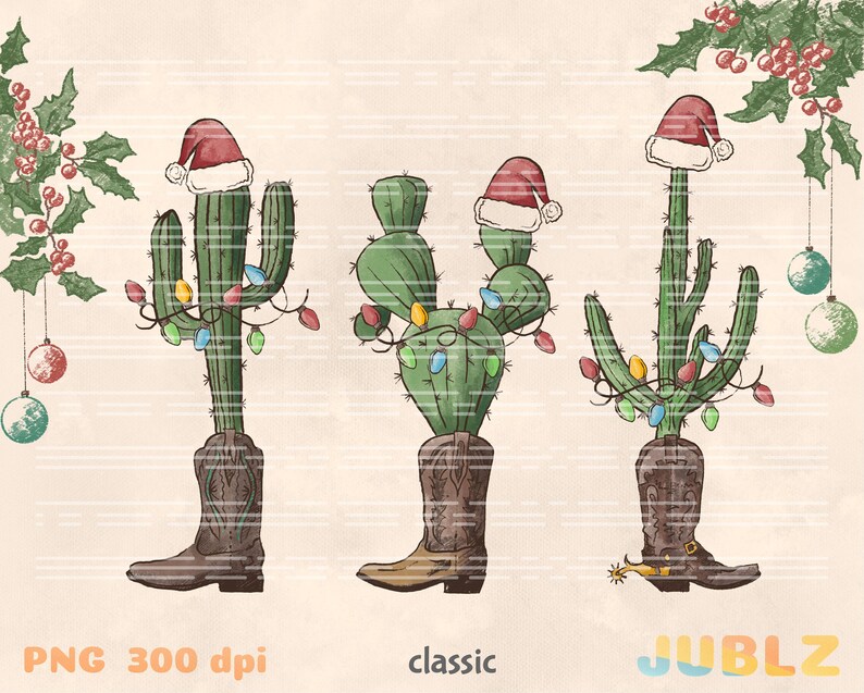 K&ouml;nnte beinhalten: Drei Kakteen, die Santa-H&uuml;te und Cowboystiefel tragen, mit Weihnachtslichtern umwickelt. Die Kakteen stehen auf einem beigefarbenen Hintergrund mit Stechpalme und Kugeln.