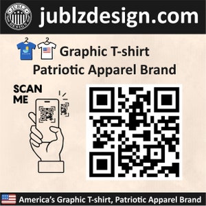 以下が含まれることがあります： 「SCAN ME」というテキストが書かれたQRコード。スマートフォンを持った手がQRコードをスキャンしている。画像の上部に「jublzdesign.com」というテキストが書かれている。QRコードの下に「Graphic T-shirt Patriotic Apparel Brand」というテキストが書かれている。画像の下部に「America's Graphic T-shirt, Patriotic Apparel Brand」というテキストが書かれている。