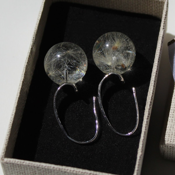 Ball dandelion earrings. Ball ohrringen mit Pusteblumen. Sphere earrings. Dandelion dangle globes. Steel C hooks.