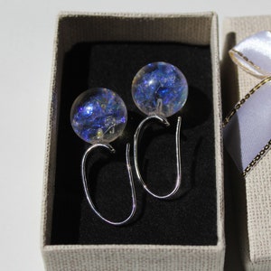 Blue ball dangle earrings. Blau ball kugel ohrringen. Sphere dangle earrings. C hook steel earrings with blue globe.