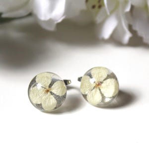Earclips. Hidrangea clip on earrings. Weisse ohrclips. Hindrangea ear-clips. Non-pierced jewelry.