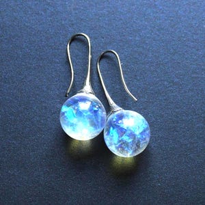 Pendientes colgantes de bola azul. Ganchos de acero inoxidable.