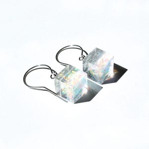 Rainbow shine dangle cube earrings. Wurfel ohrringen.