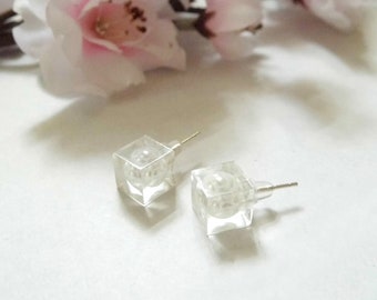 Pearls in ice earrings. Perlenwürfel mit silber 925. White pearls 8mm cube earrings. Transparent cube earrings. Ice cube studs.