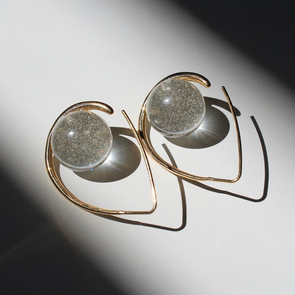 Boucles d'oreilles sphère/orbe/boule transparentes avec fil d'oreille en acier doré. Grosses boucles d'oreilles transparentes. Boucles d'oreilles minimalistes en résine.