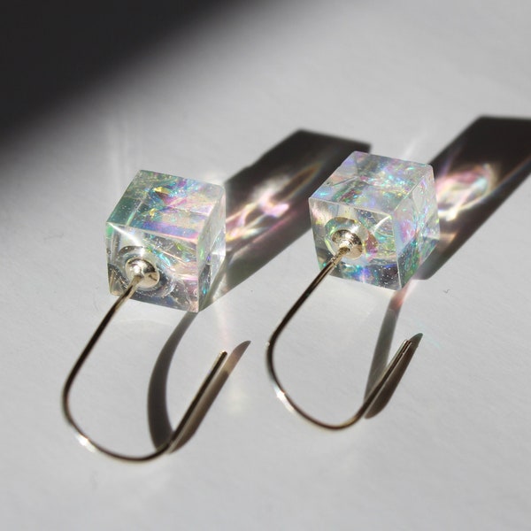 Aurora cube earrings. Blue-green rainbow shine cube dangle earrings. Regenbogen wurfel ohrringen. Cube ohrringen.