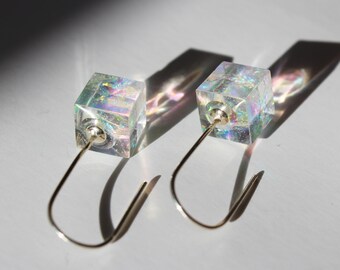 Aurora cube earrings. Blue-green rainbow shine cube dangle earrings. Regenbogen wurfel ohrringen. Cube ohrringen.