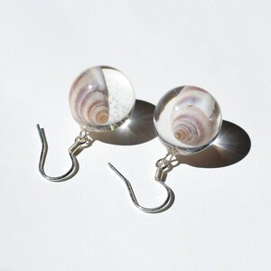 Ball dangle real shell sphere earrings. Clamshell kugel ohrringen. Snail house in resin earrings.