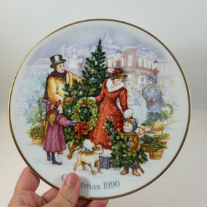 AVON CHRISTMAS Plate 1990 Bringing Christmas Home. 22K GOLD