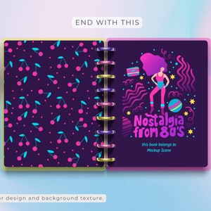 K&ouml;nnte beinhalten: Ein rosa und violettes Notizbuch mit Spiralbindung. Der Vorderdeckel zeigt ein Kirschmuster und der Hinterdeckel zeigt eine Frau in einem rosa und blauen Outfit mit dem Text "Nostalgia from 80's" und "this book belongs to Mockup Scene".