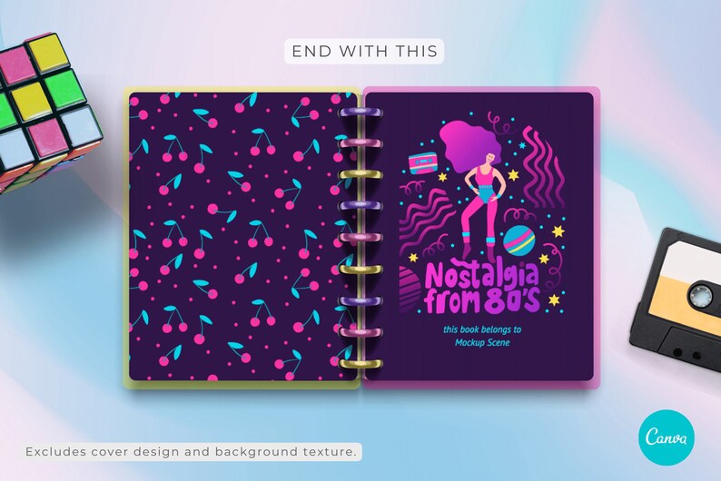 K&ouml;nnte beinhalten: Ein rosa und violettes Notizbuch mit Spiralbindung. Der Vorderdeckel zeigt ein Kirschmuster und der Hinterdeckel zeigt eine Frau in einem rosa und blauen Outfit mit dem Text "Nostalgia from 80's" und "this book belongs to Mockup Scene".