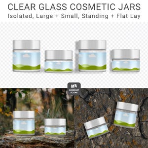 Op de afbeelding: Transparante glazen cosmetica potjes met witte deksels. De potjes zijn voorzien van een ontwerp van een groen landschap, blauwe lucht en witte wolken. De afbeelding bevat de tekst "CANVA SMART MOCKUP" en "CLEAR GLASS COSMETIC JARS". De Etsy shop URL is ook opgenomen.