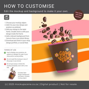 K&ouml;nnte beinhalten: Ein brauner Kaffeebecher-Mockup mit rosa Rand und den Worten "Good Vibes" in Orange. Kaffeebohnen sind um die Tasse herum verstreut, vor einem Hintergrund aus rosa, orangefarbenen und gelben Streifen. Das Bild enth&auml;lt Anweisungen.