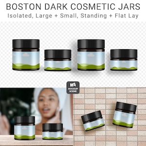 Op de afbeelding: Een mockup met Boston donkere cosmetische potten met zwarte deksels. De potten worden in verschillende opstellingen gepresenteerd: geïsoleerd, staand en plat. De etiketten hebben een landschapsontwerp met groene heuvels en een blauwe lucht. De tekst "CANVA SMART MOCKUP" en "BOSTON DARK COSMETIC JARS" is zichtbaar.