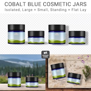 Op de afbeelding: Kobaltblauwe cosmetische potten met zwarte deksels, in verschillende maten en opstellingen. De potten hebben een label met een lucht- en groen landschapsontwerp. De afbeelding bevat de tekst "CANVA SMART MOCKUP" en "COBALT BLUE COSMETIC JARS". De Etsy shop URL is zichtbaar.