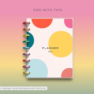 K&ouml;nnte beinhalten: Ein wei&szlig;er Planer mit einem farbenfrohen geometrischen Design. Der Einband zeigt Kreise in den Farben Rot, Orange, Gelb, Gr&uuml;n, Blau und Rosa. Der Text "PLANNER 2023" ist in Schwarz auf dem Einband gedruckt.