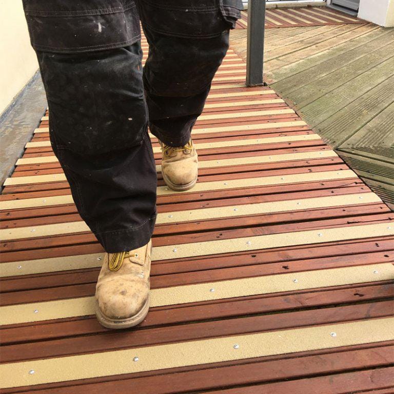 Tiras antideslizantes para terrazas: mantenga su terraza segura y sin resbalones. Agujeros preperforados. Tornillos antioxidantes GRATIS.