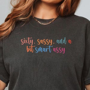 Camiseta divertida de 60 cumpleaños para mujer, sesenta atrevida y un poco inteligente, regalo de 60 años, camiseta de sesenta cumpleaños, camiseta retro de cumpleaños de amigo