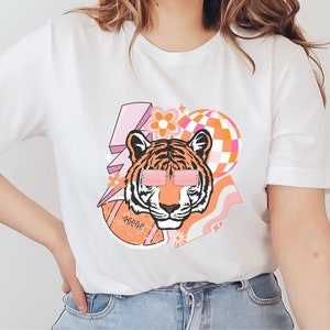 Bonita camiseta de fútbol de Cincinnati, regalo para fanática de Cincinnati para mujeres, camiseta de fútbol retro, camiseta Burrow, camiseta de fútbol vintage con cuello redondo