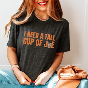 Camiseta Tall Cup of Joe, divertida camiseta de los Bengals para mujer, ropa para portones traseros, fútbol de Cincinnati, regalo para amantes del fútbol, fanático de Burrow, café helado