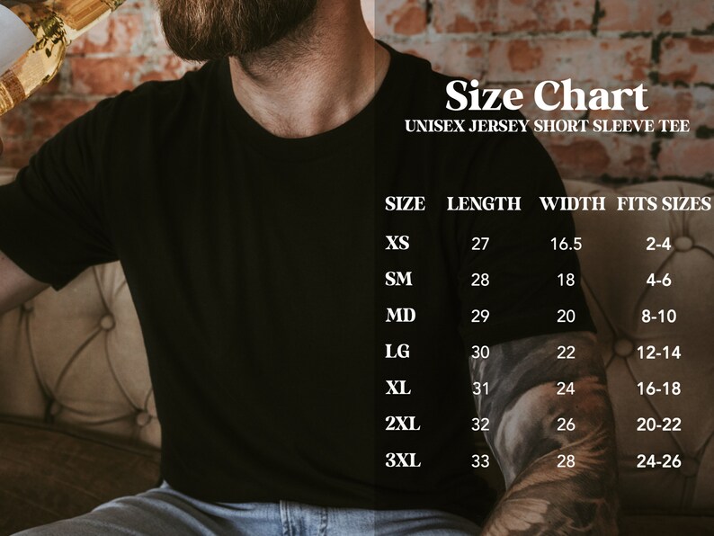 Puede incluir: Camiseta negra unisex de manga corta de punto de jersey con una tabla de tallas. La tabla de tallas enumera las medidas de XS a 3XL, incluyendo largo y ancho en pulgadas, y tallas correspondientes. La camiseta la lleva una persona.