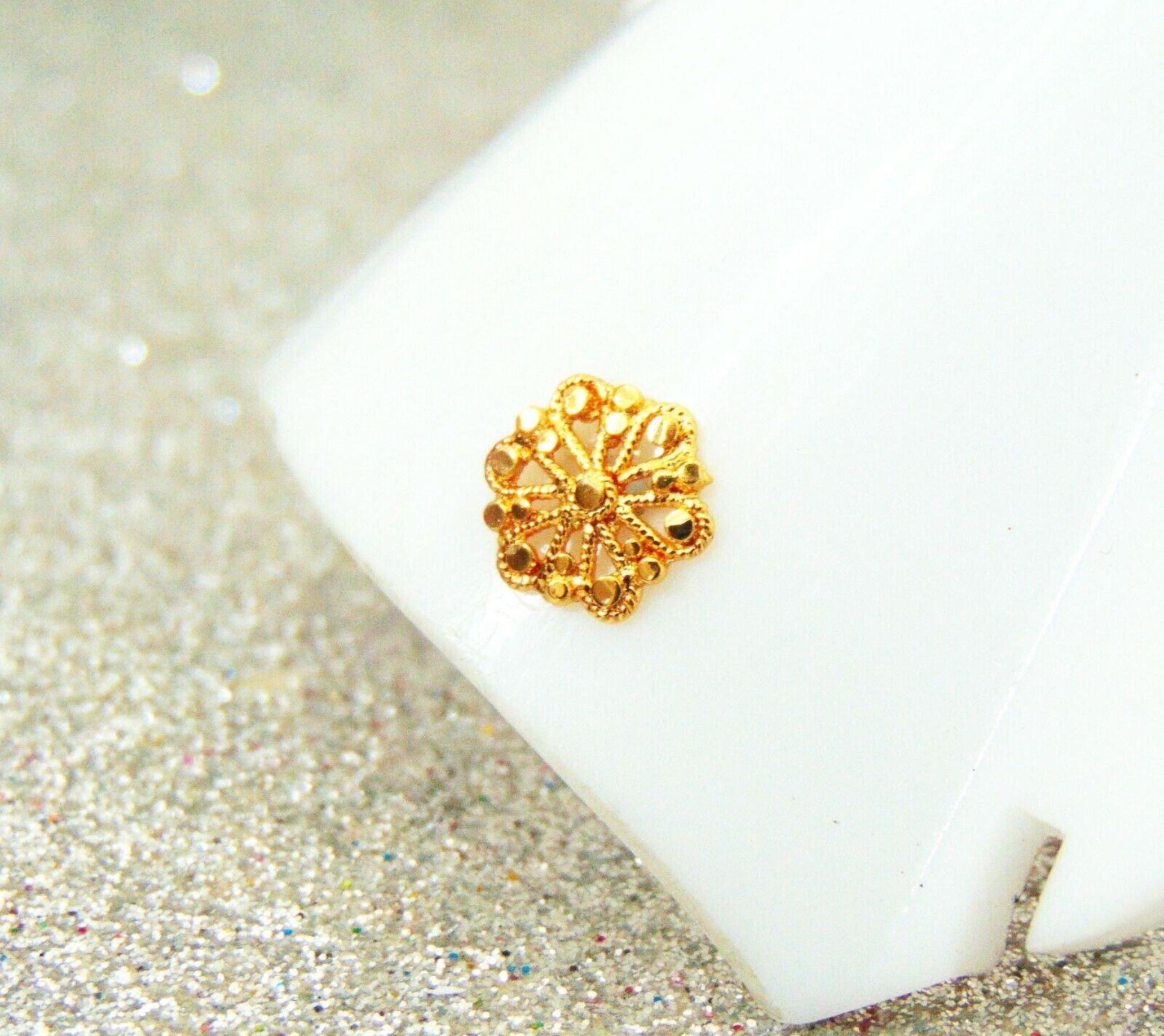 22金メッキの花型ノーズピン：インド民族風ピアスジュエリー - Etsy 日本