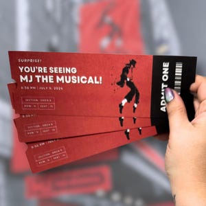 Könnte beinhalten: Rote Ticket-Stubs mit dem Text "SURPRISE! YOU'RE SEEING MJ THE MUSICAL! 8:30 PM JULY 8, 2024" und "ADMIT ONE".