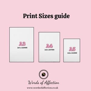Puede incluir: Gr&aacute;fico rosa con el texto "Print Sizes guide" y ejemplos de tama&ntilde;os de impresi&oacute;n: A3 (297 x 420 mm), A4 (210 x 297 mm) y A5 (148 x 210 mm). Tambi&eacute;n incluye el logotipo y el sitio web de Words of Affection.
