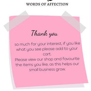 Puede incluir: Una nota adhesiva rosa con las palabras "Thank you" en cursiva. La nota incluye texto que anima a los clientes a a&ntilde;adir art&iacute;culos a su cesta y a marcar la tienda como favorita. El logotipo de la tienda, "WORDS OF AFFECTION", est&aacute; en la parte superior.