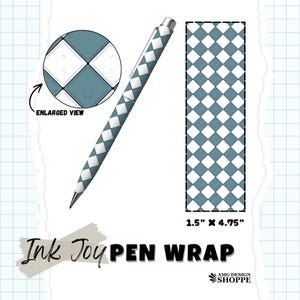 Peut inclure: Un stylo Ink Joy et un enveloppe de stylo avec un motif de losanges bleus et blancs. L'enveloppe de stylo mesure 3,8 cm x 12,1 cm. Une vue agrandie du motif est affichée. Le stylo a une pointe argentée.