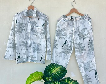 Conjunto de pijama de algodão com estampa animal, macio e confortável, leve e combinando.