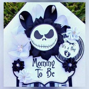 Distintivo ou corpete de mamãe para chá de bebê com tema preto e branco pesadelo