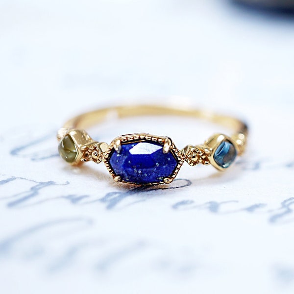 Bague en lapis lazuli bleu naturel, bague en or vermeil 14 carats, bague trois pierres en lapis péridot, bague avec pierre précieuse bleue, bague réglable, bague de naissance