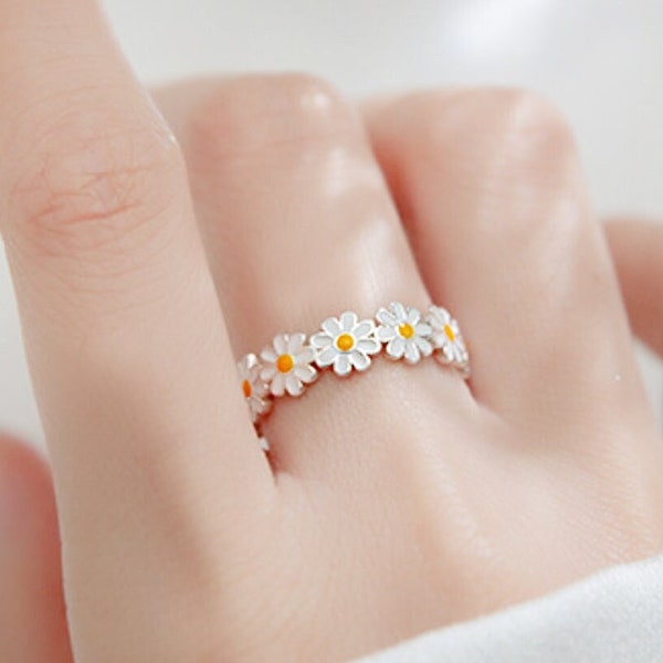 Bague de fleur de marguerite argentée, bague de bande de marguerite, bague d’enveloppement de marguerite, bague de fleur simple, bague en émail argenté, bague réglable, bague minimaliste, cadeau