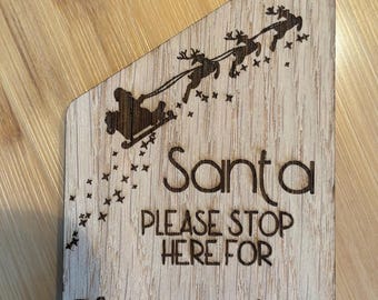 Personalised Wooden ‘Santa Stop Here’ Door Hanger – Laser Engraved Rustic Christmas Sign, Santa Door Sign for Kids Xmas 2025 Gift