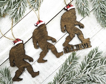 Gelaagde Bigfoot-kerstversiering met kerstmuts, Sasquatch-cadeau
