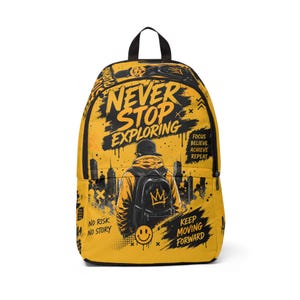 Può includere: Uno zaino giallo con una stampa grafica nera di una persona con berretto e felpa con cappuccio, con il testo NEVER STOP EXPLORING, FOCUS BELIEVE ACHIEVE REPEAT, NO RISK NO STORY, KEEP MOVING FORWARD, insieme a uno skyline cittadino e una faccina sorridente.