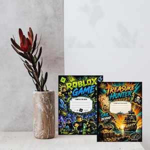 Peut inclure: Deux cahiers de composition rectangulaires aux couvertures graphiques vibrantes. L'un affiche la marque Roblox Game avec des personnages, tandis que l'autre présente le texte Treasure Hunter avec un navire pirate, un coffre et une carte.