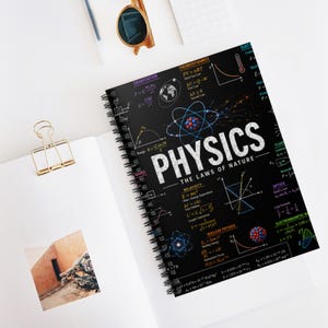 Könnte beinhalten: Ein schwarzes Notizbuch mit Spiralbindung und einem weißen Cover-Design, das das Wort PHYSICS und den Untertitel THE LAWS OF NATURE zeigt, umgeben von verschiedenen bunten physikalischen Gleichungen, Diagrammen und Atommodellen.