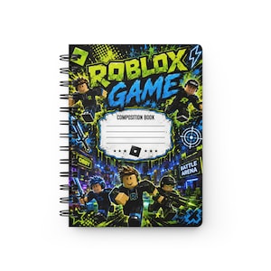 Peut inclure: Un cahier à spirales avec un graphisme Roblox Game aux couleurs néon vert, bleu et noir. La couverture présente des personnages en blocs, le texte Roblox Game et une zone d'étiquette blanche pour écrire un nom ou une matière scolaire.