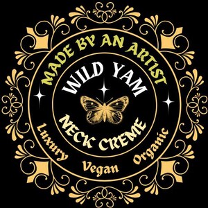 Może przedstawiać: Okrągłe czarne logo ze złotymi zdobieniami i tekstem. U g&oacute;ry widnieje napis "MADE BY AN ARTIST". "WILD YAM" znajduje się na środku, nad ilustracją motyla. Zawiera r&oacute;wnież "NECK CREME", "Luxury", "Vegan" i "Organic".