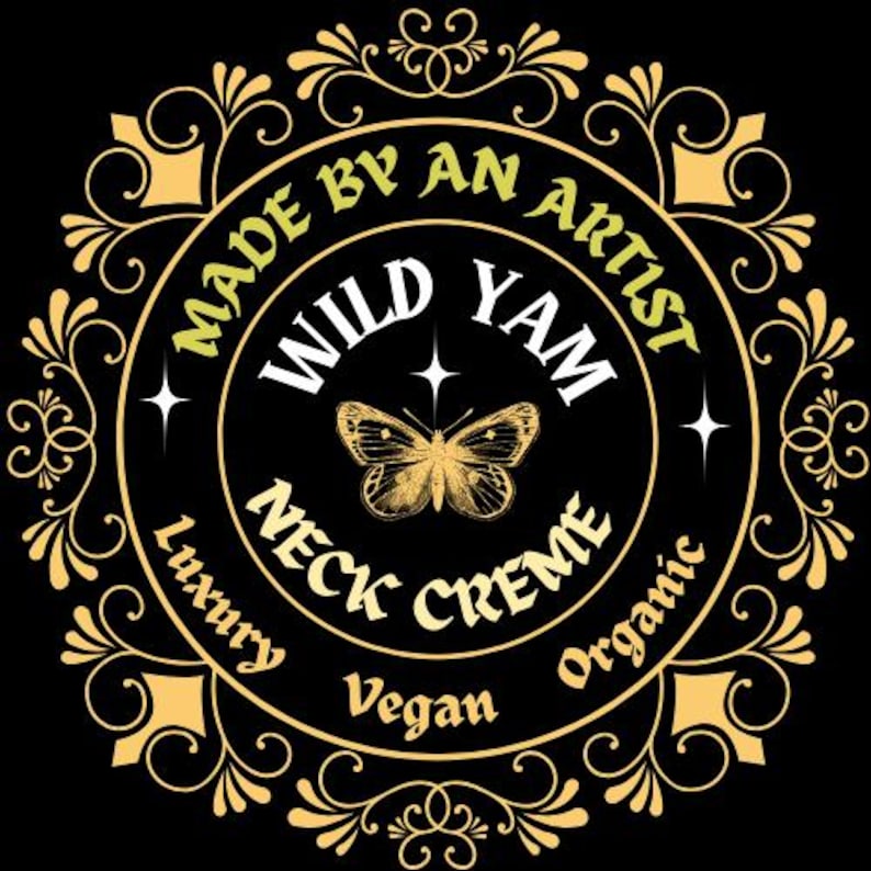 Może przedstawiać: Okrągłe czarne logo ze złotymi zdobieniami i tekstem. U g&oacute;ry widnieje napis "MADE BY AN ARTIST". "WILD YAM" znajduje się na środku, nad ilustracją motyla. Zawiera r&oacute;wnież "NECK CREME", "Luxury", "Vegan" i "Organic".