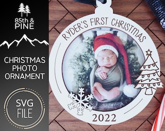 Könnte beinhalten: Weißer Weihnachtsbaumschmuck aus Holz mit einem Fotorahmen, einer Schneeflocke, einem kleinen Weihnachtsbaum und dem Text "Ryder's First Christmas 2022".