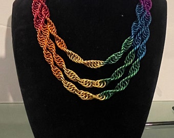 Collier de fierté en cotte de mailles en spirale