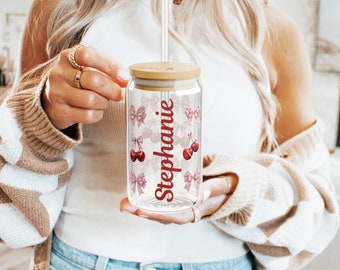 Vaso para sorbos personalizado con cerezas y lazos con tapa de madera, taza para café helado, regalo de fiesta, regalo de cumpleaños, regalo para hija
