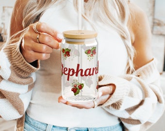 Vaso para beber con tapa de madera y diseño de fresas personalizado, taza para café helado, regalo de fiesta, regalo de cumpleaños, regalo para hija, amante de la fruta, vaso para té helado