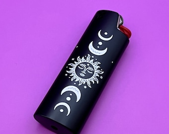 Etui na zapalniczkę Słońce Księżyc, Etui na zapalniczkę z nadrukiem fazy księżyca, Metalowa osłona zapalniczki, Uchwyt na zapalniczkę w kształcie kwiatka, Dziewczęcy prezent w postaci zapalniczki